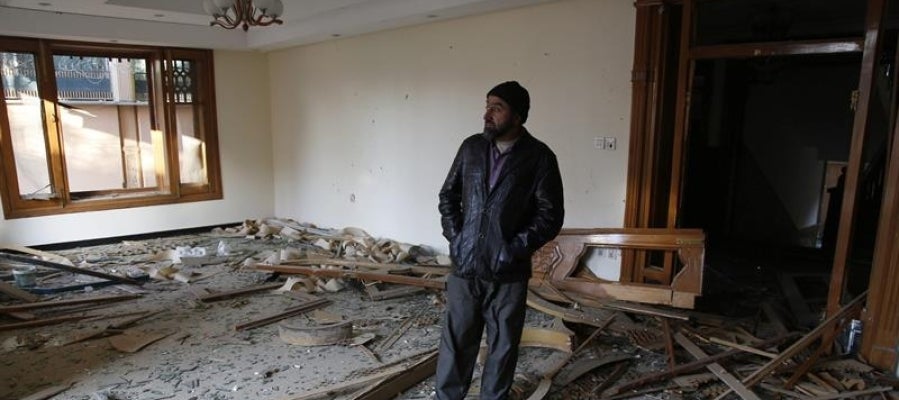 Un hombre supervisa los destrozos registrados en un ataque talibán perpetrado cerca de la Embajada de España en Kabul Un hombre supervisa los destrozos registrados en un ataque talibán perpetrado cerca de la Embajada de España en Kabul