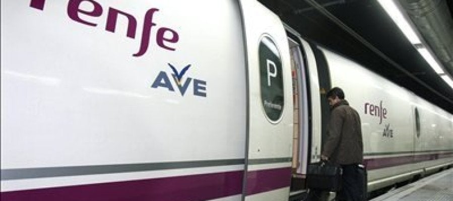 Un pasajero sube a un tren de alta velocidad (AVE) Un pasajero sube a un tren de alta velocidad (AVE)