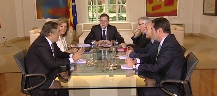 Frame 21.889251 de: Rajoy retoma el diálogo social con los sindicatos y la patronal para debatir sobre salarios, empleo y pensiones Frame 21.889251 de: Rajoy retoma el diálogo social con los sindicatos y la patronal para debatir sobre salarios, empleo y pensiones