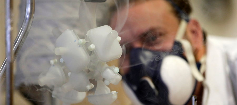Uno de los investigadores observa el modelo de pulmón humano en funcionamiento