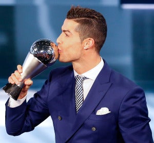 Cristiano Ronaldo besando el premio 'The Best' a 'Mejor Jugador' de la FIFA Cristiano Ronaldo besando el premio 'The Best' a 'Mejor Jugador' de la FIFA