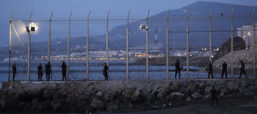 Un grupo de agentes en una zona fronteriza de Ceuta Un grupo de agentes en una zona fronteriza de Ceuta