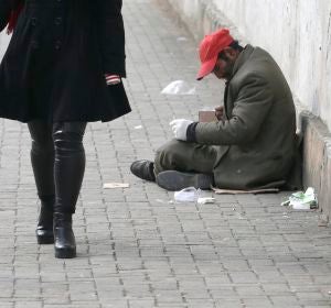 Un sintecho pide limosna Un sintecho pide limosna