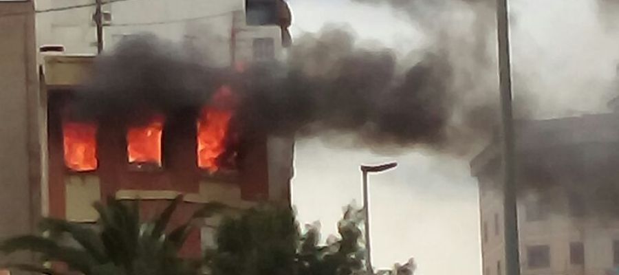 Continua en la UCI en estat greu la dona de 86 anys ferida per inhalació de fum en l'incendi de la seua vivenda. Continua en la UCI en estat greu la dona de 86 anys ferida per inhalació de fum en l'incendi de la seua vivenda.