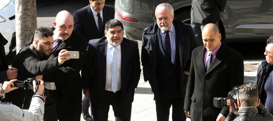 Maradona, a su llegada al Santiago Bernabéu Maradona, a su llegada al Santiago Bernabéu