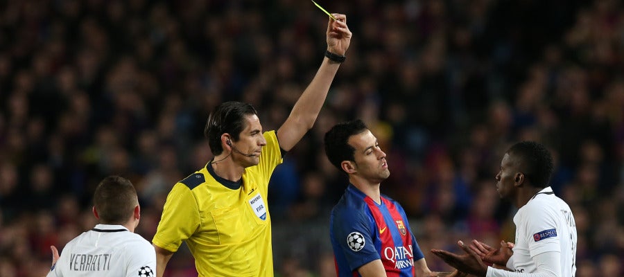 Aytekin muestra una tarjeta amarilla durante el Barcelona - PSG Aytekin muestra una tarjeta amarilla durante el Barcelona - PSG