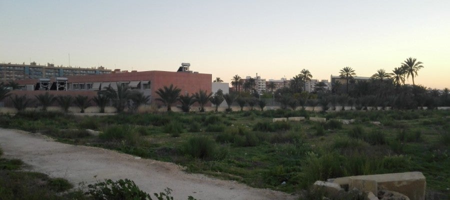 Terrenos en los que se pedirá la construcción de un nuevo colegio en Altabix, con el centro Clara Campoamor al fondo. Terrenos en los que se pedirá la construcción de un nuevo colegio en Altabix, con el centro Clara Campoamor al fondo.