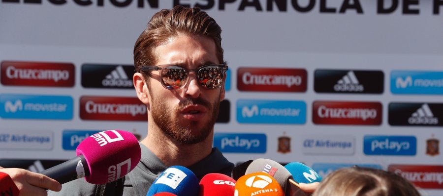 Sergio Ramos atiende a los medios a su llegada a Las Rozas Sergio Ramos atiende a los medios a su llegada a Las Rozas