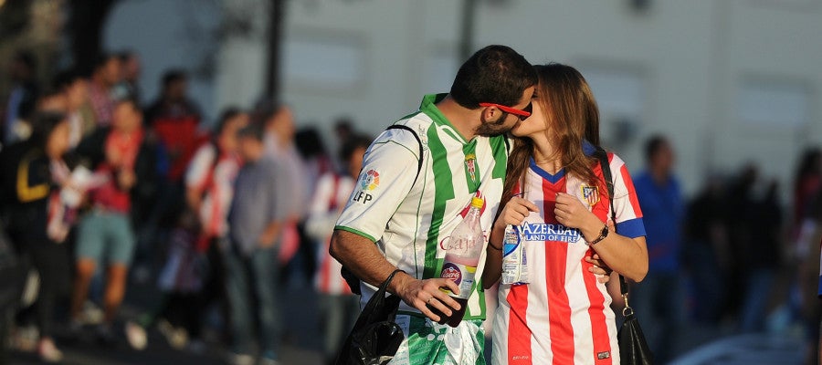 Dos aficionados se besan tras un partido entre Atlético y Córdoba Dos aficionados se besan tras un partido entre Atlético y Córdoba
