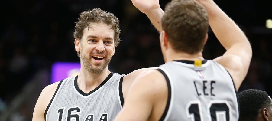 Pau Gasol celebra una canasta con Lee Pau Gasol celebra una canasta con Lee