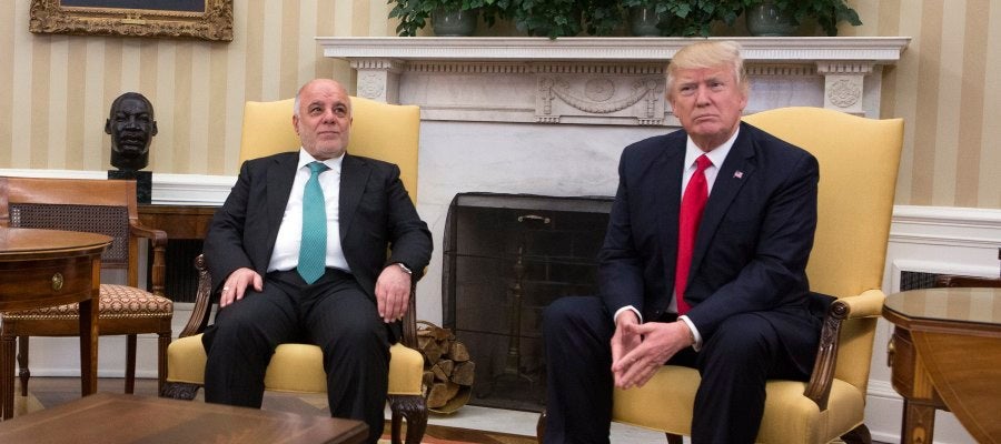 El presidente estadounidense Donald Trump posa junto al primer ministro de Irak Haider al-Abadi El presidente estadounidense Donald Trump posa junto al primer ministro de Irak Haider al-Abadi