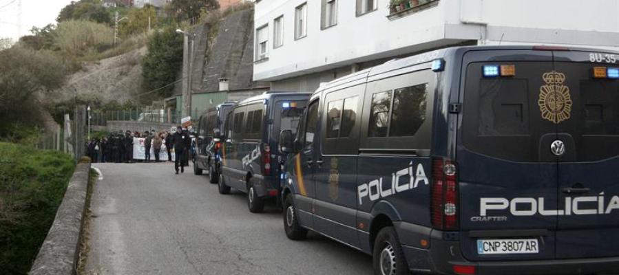 Despliegue policial delante de una manifestación la semana pasada en Nueva Pescanova Despliegue policial delante de una manifestación la semana pasada en Nueva Pescanova