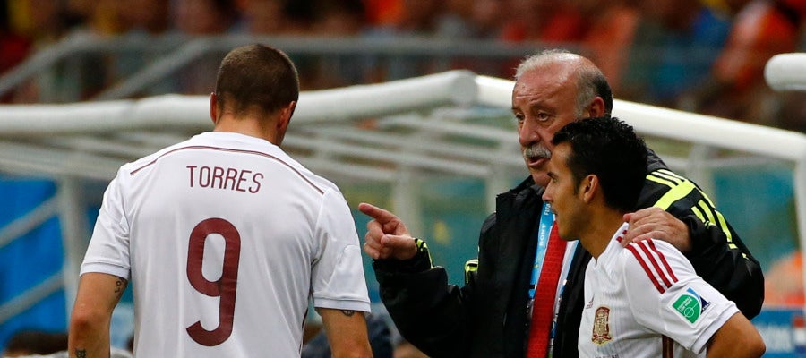 Vicente del Bosque da instrucciones a Pedro durante un partido Vicente del Bosque da instrucciones a Pedro durante un partido