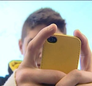 Un joven utilizando el móvil Un joven utilizando el móvil