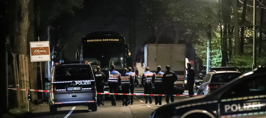 El autobús del Borussia Dortmund, acordonado por la policía alemana El autobús del Borussia Dortmund, acordonado por la policía alemana