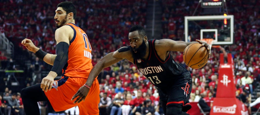 Harden avanza a canasta ante Enes Kanter Harden avanza a canasta ante Enes Kanter