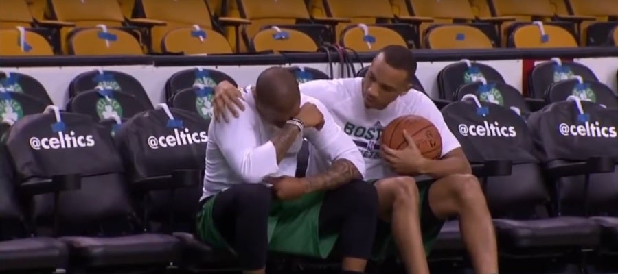 Avery Bradley consuela a Isaiah Thomas en el banquillo Avery Bradley consuela a Isaiah Thomas en el banquillo