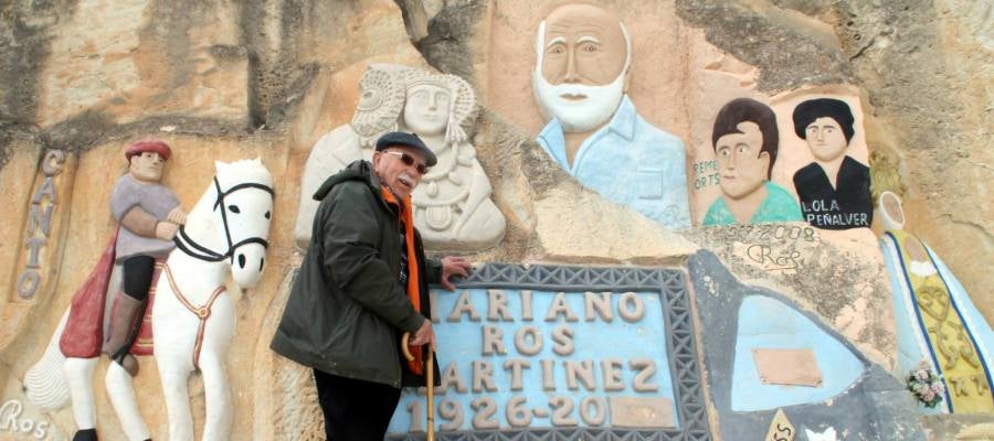 Mariano Ros posa junto a sus esculturas en una imagen de marzo de 2014. Mariano Ros posa junto a sus esculturas en una imagen de marzo de 2014.