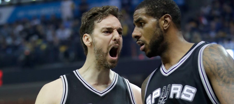 Pau Gasol celebra la victoria de los Spurs con Aldridge Pau Gasol celebra la victoria de los Spurs con Aldridge