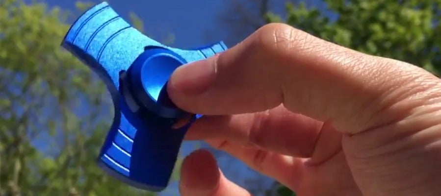 Frame 16.173339 de: Fidger Spinner, el nuevo juguete que causa furor entre los jóvenes Frame 16.173339 de: Fidger Spinner, el nuevo juguete que causa furor entre los jóvenes