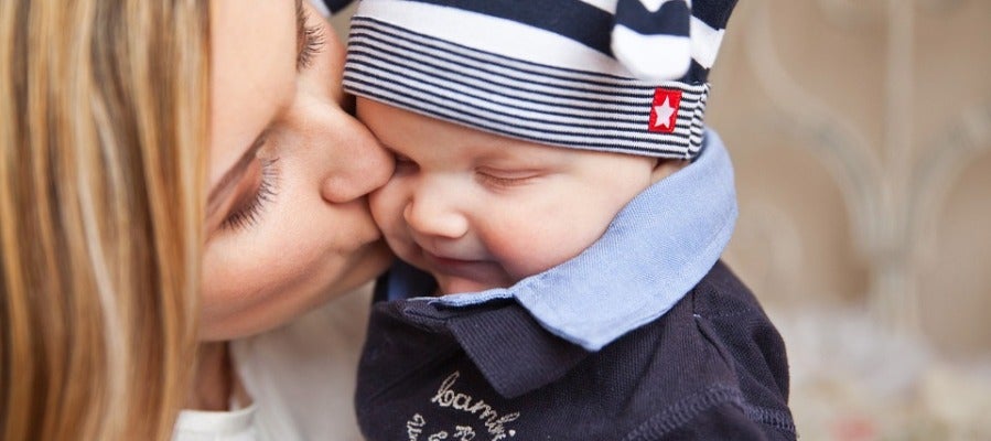 Una madre besando a su hijo Una madre besando a su hijo