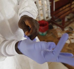 Muere una persona por un nuevo brote de ébola en la República Democrática del Congo Muere una persona por un nuevo brote de ébola en la República Democrática del Congo