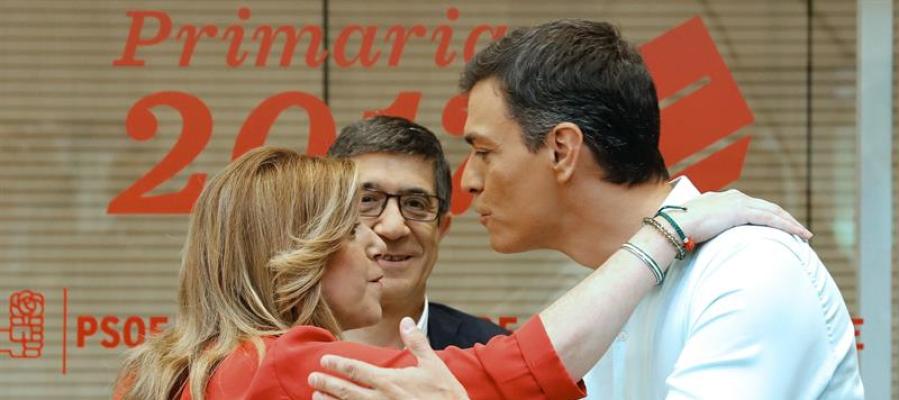 Discreto saludo entre Susana Díaz y Pedro Sánchez en Ferraz, con Patxi López de testigo Discreto saludo entre Susana Díaz y Pedro Sánchez en Ferraz, con Patxi López de testigo