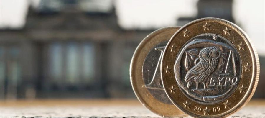 Dos monedas de euro, una de ellas acuñada en Grecia, fotografiadas delante del Bundestag en Berlín (Alemania) Dos monedas de euro, una de ellas acuñada en Grecia, fotografiadas delante del Bundestag en Berlín (Alemania)