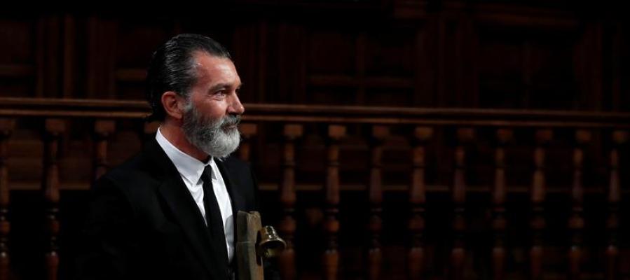 El actor Antonio Banderas tras recibir un premio El actor Antonio Banderas tras recibir un premio