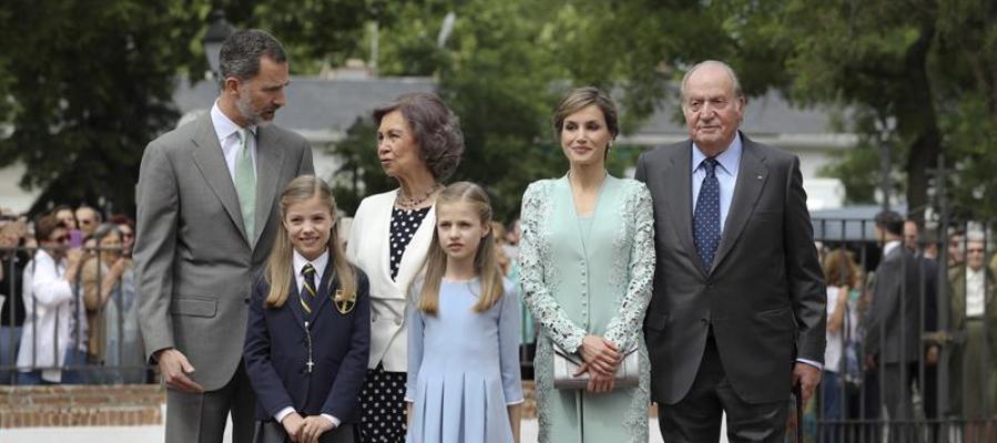 La Familia Real a su llegada a la iglesia donde la infanta Sofía ha tomado su Primera Comunión La Familia Real a su llegada a la iglesia donde la infanta Sofía ha tomado su Primera Comunión