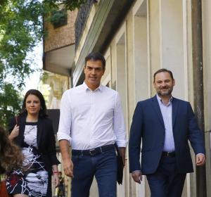 Pedro Sánchez acompañado por los diputados Adriana Lastra y José Luis Ábalos Pedro Sánchez acompañado por los diputados Adriana Lastra y José Luis Ábalos