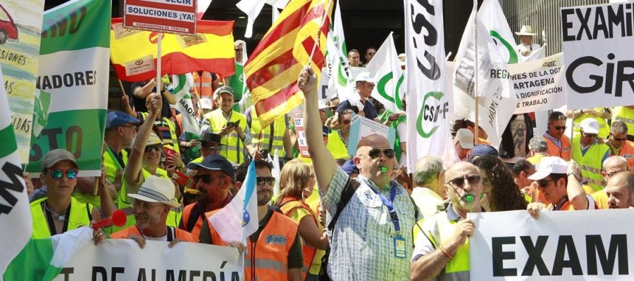 Concentración de los examinadores de tráfico, en la jornada de huelga convocada en toda España (Archivo) Concentración de los examinadores de tráfico, en la jornada de huelga convocada en toda España (Archivo)