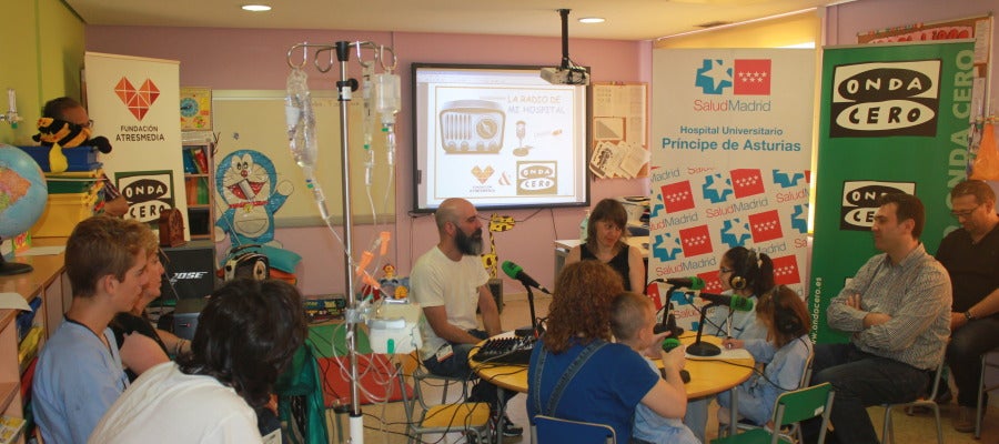 El Hospital Príncipe de Asturias de Alcalá de Henares acoge el taller de radio de la Fundación Atresmedia El Hospital Príncipe de Asturias de Alcalá de Henares acoge el taller de radio de la Fundación Atresmedia