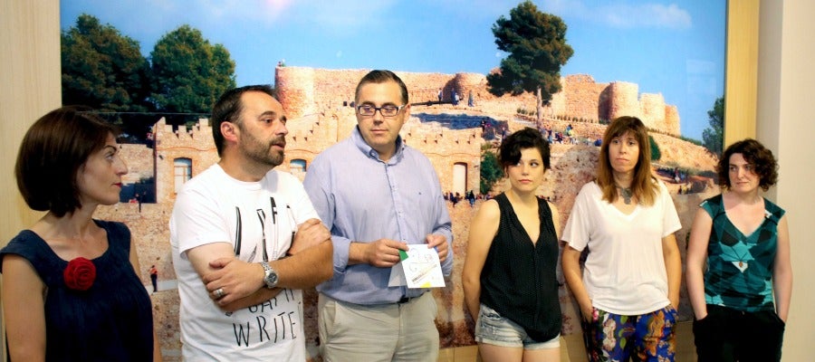 Mari Carmen Vidal, Sara Bellés y Begoña Molina, en representación de los artistas, han detallado qué se encontrarán los visitantes cuando visiten el centro histórico y otros emplazamientos donde expondrán sus obras. Mari Carmen Vidal, Sara Bellés y Begoña Molina, en representación de los artistas, han detallado qué se encontrarán los visitantes cuando visiten el centro histórico y otros emplazamientos donde expondrán sus obras.