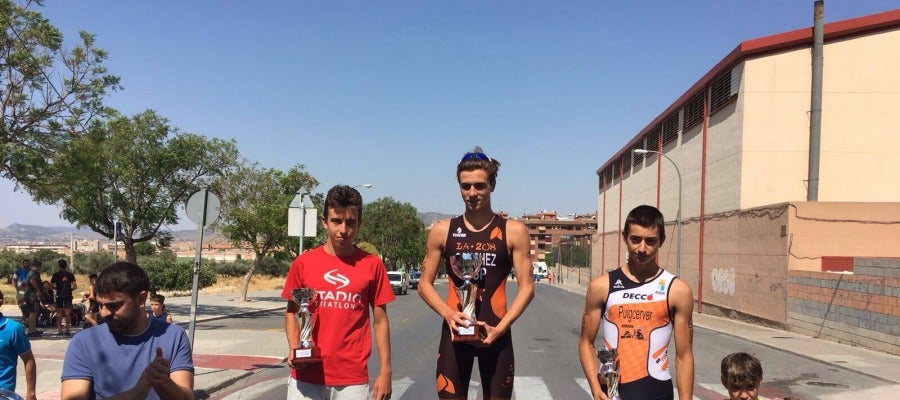 Cristian Sánchez, en la primera posición del podio de la categoría cadetes masculinos Cristian Sánchez, en la primera posición del podio de la categoría cadetes masculinos