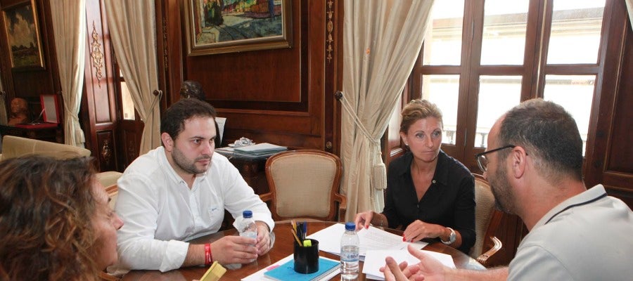 La alcaldesa, Amparo Marco, y el concejal de Bienestar Social y Dependencia, José Luis López, han mantenido esta mañana un encuentro con representantes del Colegio Oficial de Trabajo Social de Castellón, encabezada por su presidente, Jaume Agost, y Pilar Busquets. La alcaldesa, Amparo Marco, y el concejal de Bienestar Social y Dependencia, José Luis López, han mantenido esta mañana un encuentro con representantes del Colegio Oficial de Trabajo Social de Castellón, encabezada por su presidente, Jaume Agost, y Pilar Busquets.
