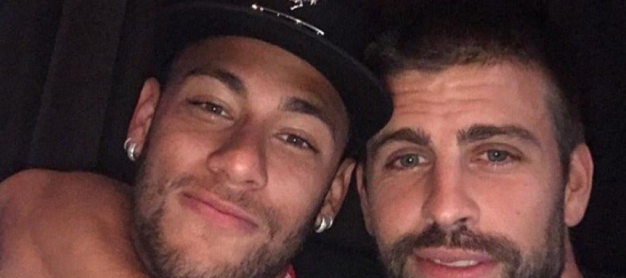 Gerard Piqué con Neymar. Gerard Piqué con Neymar.