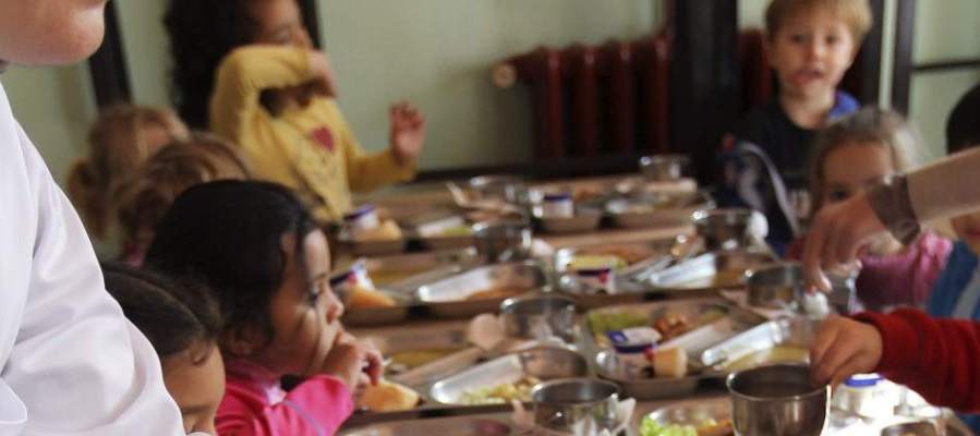 Niños en un comedor Niños en un comedor