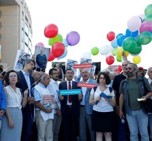 Concentración delante del Palacio de Justicia de Estambul (Turquía) por el juicio contra los 17 trabajadores del diario opositor Cumhuriyet Concentración delante del Palacio de Justicia de Estambul (Turquía) por el juicio contra los 17 trabajadores del diario opositor Cumhuriyet