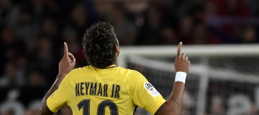 Celebrando su primer gol Celebrando su primer gol