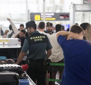 Un guardia civil en el control de equipajes en El Prat Un guardia civil en el control de equipajes en El Prat