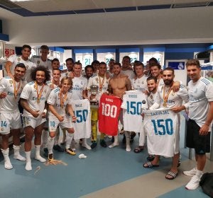 El vestuario del Real Madrid celebra su victoria en la Supercopa de España El vestuario del Real Madrid celebra su victoria en la Supercopa de España