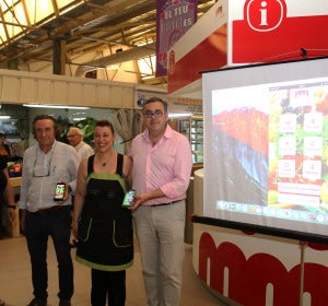 El teniente de alcalde, Ángel Badenas, presenta la APP Mercat Onda en el ayuntamiento del municipio. El teniente de alcalde, Ángel Badenas, presenta la APP Mercat Onda en el ayuntamiento del municipio.