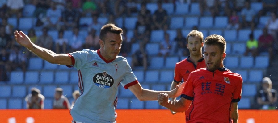 Iago Aspas aguanta el balón ante la presión de Kevin Rodrigues en el Celta - Real Sociedad Iago Aspas aguanta el balón ante la presión de Kevin Rodrigues en el Celta - Real Sociedad
