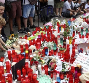 El mosaico de Miró, donde terminó el recorrido la furgoneta que atentó el jueves en las Ramblas, repleto de muestras de apoyo en forma de flores y velas El mosaico de Miró, donde terminó el recorrido la furgoneta que atentó el jueves en las Ramblas, repleto de muestras de apoyo en forma de flores y velas