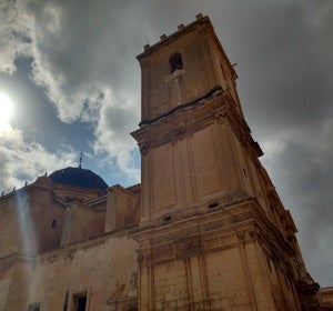 Torre del campanario de la Basílica de Santa María de Elche Torre del campanario de la Basílica de Santa María de Elche