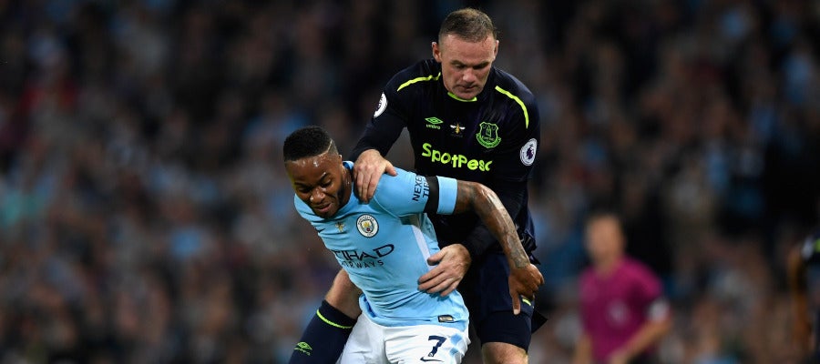 Sterling protege el balón ante Wayne Rooney Sterling protege el balón ante Wayne Rooney