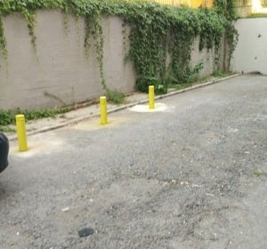 Los bolardos, pintados de amarillo Los bolardos, pintados de amarillo