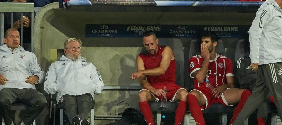 Ribéry, muy enfadado en el banquillo tras ser cambiado Ribéry, muy enfadado en el banquillo tras ser cambiado