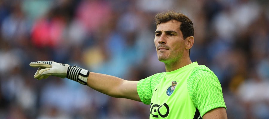 Iker Casillas habla con sus compañeros de equipo en el Oporto Iker Casillas habla con sus compañeros de equipo en el Oporto